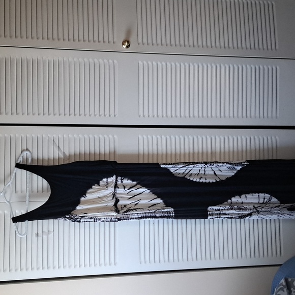 Sz M Rayon, Lined B/W Maxi Dress w elastic waist. Preloved. Lots of life left - Picture 2 of 7